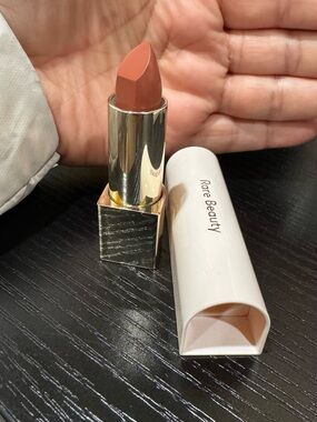 Rare Beauty Fun Matte Lipstick - shade: Fun